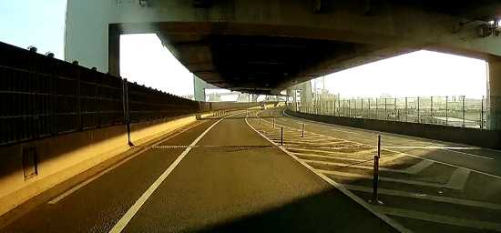 ハーバーハイウェイから阪神高速湾岸線へ向かう道路