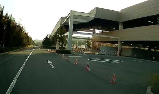 USJ公式駐車場内の誘導路