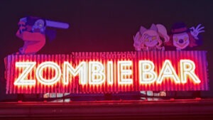 【USJ】좀비에게 음료를 받는다고!? 새로 등장한 ‘좀비 바’ 체험! 낮·밤 한정 메뉴도 직접 먹어봤어요 | 2026 할로윈