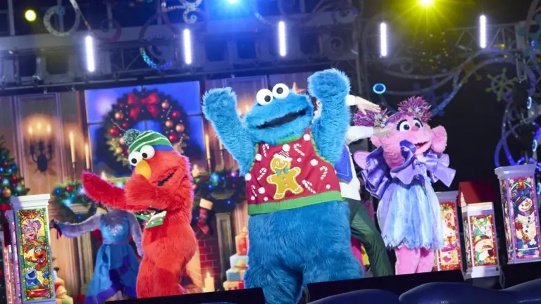 USJ Light Up the Night Experience Review & Recommended Viewing Spots! Powdery snow falls and fireworks are launched