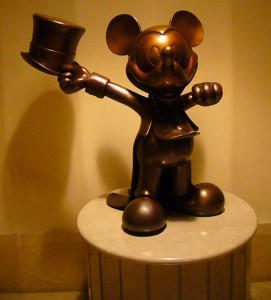 アンバサダーホテル ミッキー像