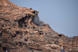 アトラクション内の岩肌