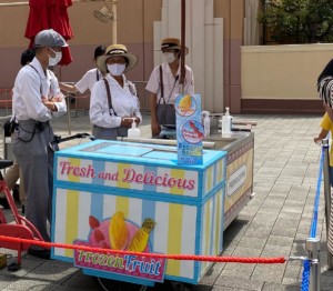 ドラえもん待ち列 アイスフルーツ・ドリンク販売