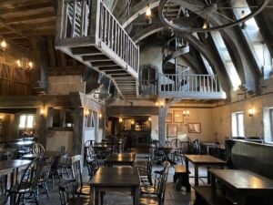 三本の箒レストラン 店内