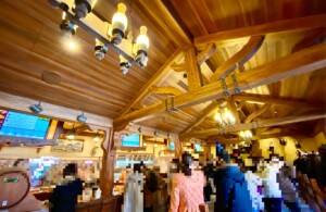 店内の至る所に酒樽が!