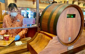 店内の至る所に酒樽が!