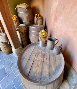 店内の至る所に酒樽が!