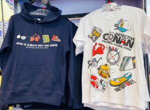 フード付きトレーナー(左)、Tシャツ(右)