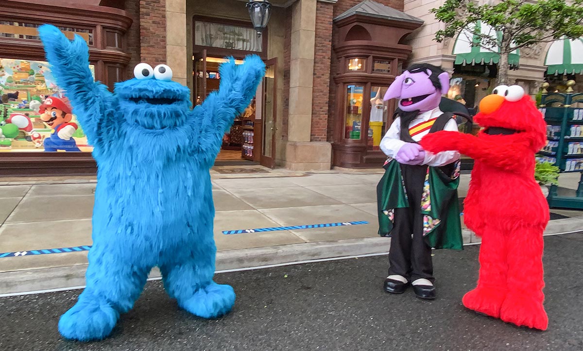 クッキーモンスターを見守るカウント伯爵