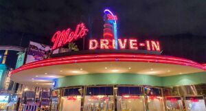 夜のメルズドライブイン