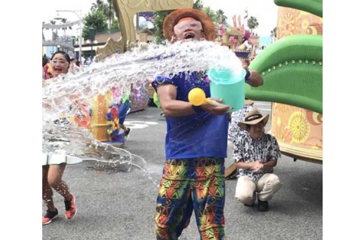 バケツで水をかけられる