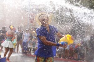 バケツで水をかけられる
