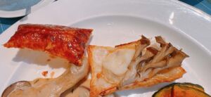 チキンフリカッセ トリュフの泡&キノコクリームソース(サラダ、パン付き)