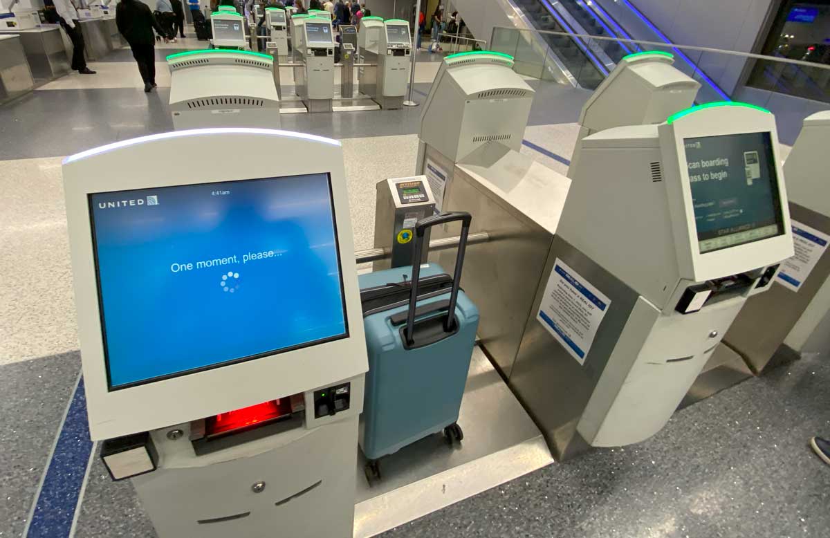 ユナイテッド航空　ロサンゼルス空港　チェックイン機