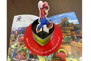 土管からジャンプするマリオ