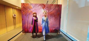 アナ雪 アナとエルサと記念撮影