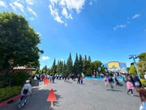 ユニバーサルワンダーランド入口前からアミティ方面へ進む