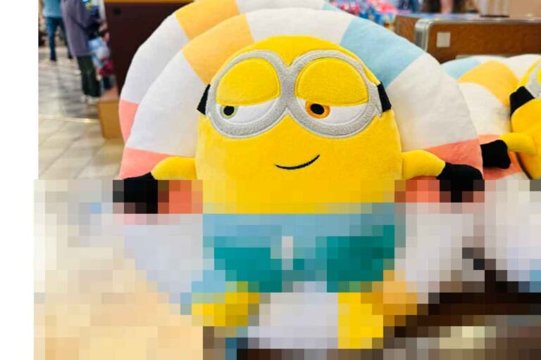 【USJ】ミニオン グッズ♪ボブが浮き輪の上でかなりリラックスしている可愛いクッションが新発売