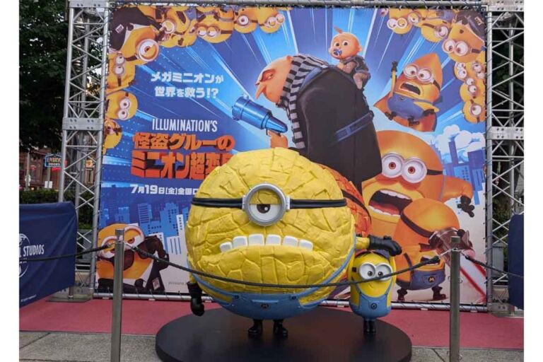 【USJ】で『怪盗グルーのミニオン超変身』の巨大スタチューが登場！