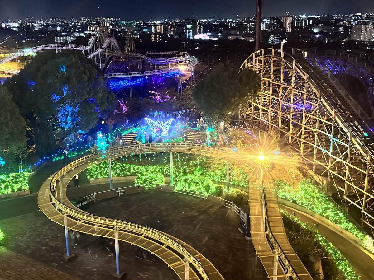 観覧車から見える夜の遊園地