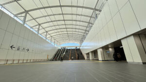 夢洲駅 改札を出てすぐ横の広い空間
