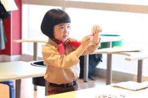 謎解きチャレンジを体験する永尾柚乃さん