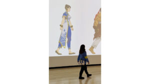 巨大なキャラクターたちと一緒に歩く