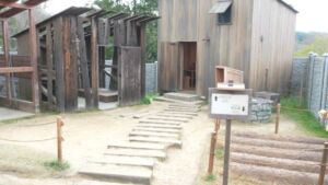 畑の奥にある小屋