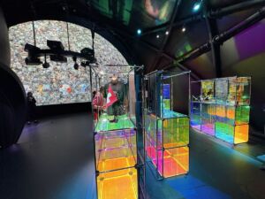 人間拡張をテーマにした展示コーナー