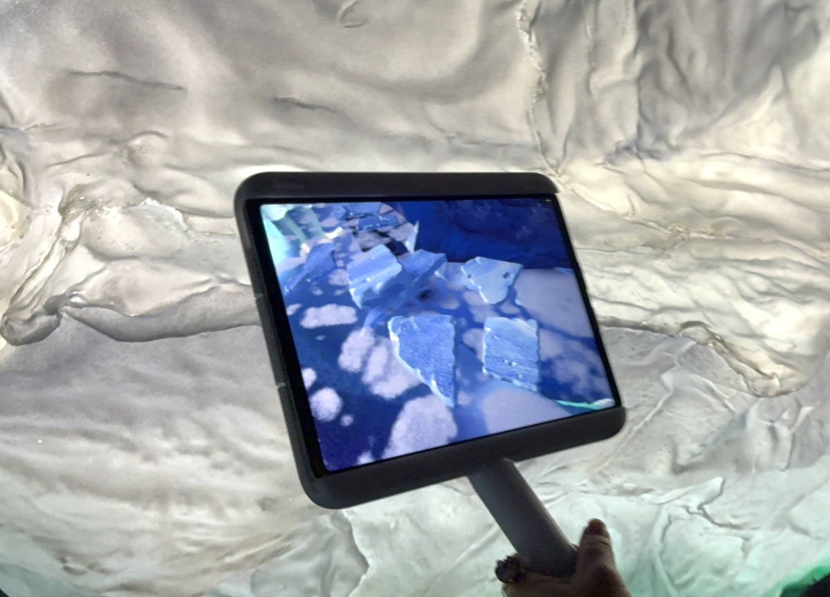 タブレットで雪山を見る