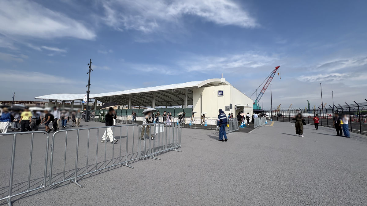 夢洲駅を出て、西ゲート方面行きのルートから駅を振り返る