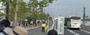西ゲートに向かい歩道