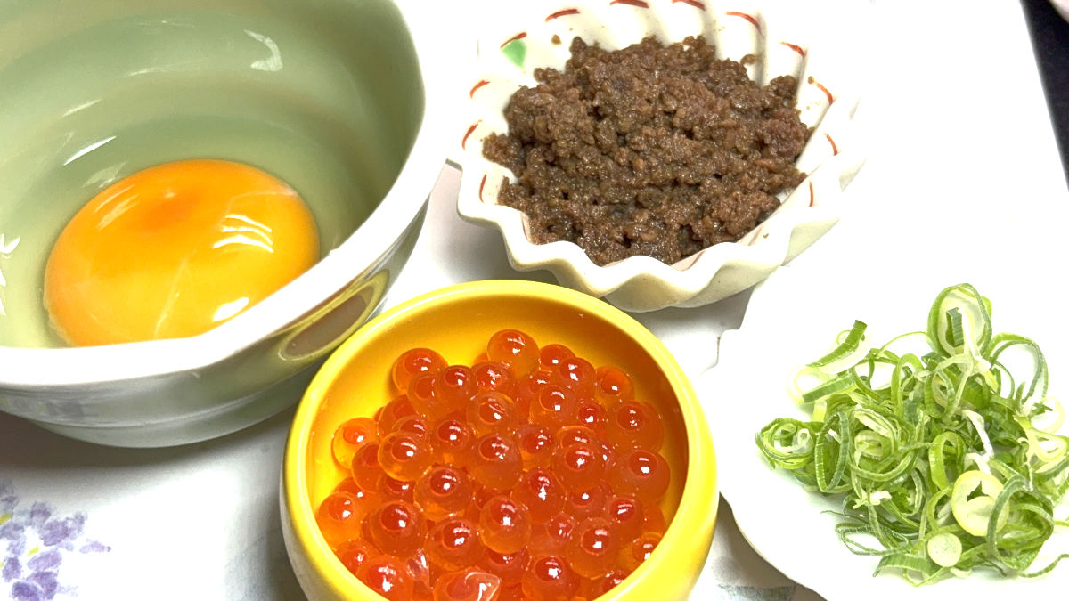 卵黄ごはん 牛そぼろといくら添え