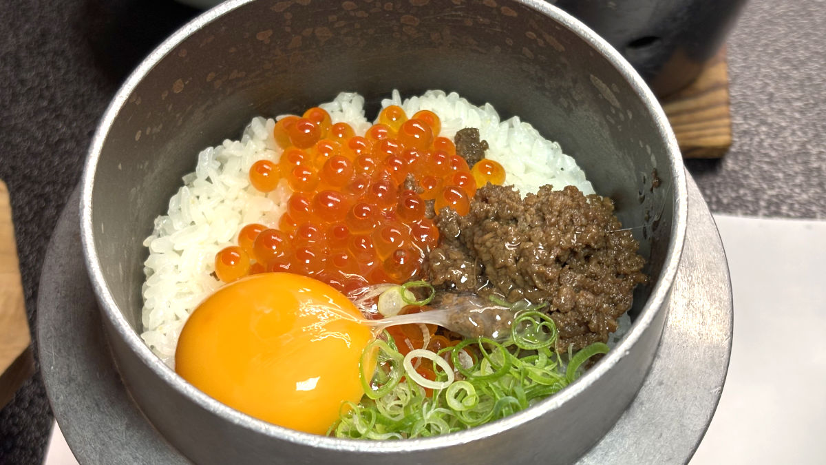 卵黄ごはん 牛そぼろといくら添え