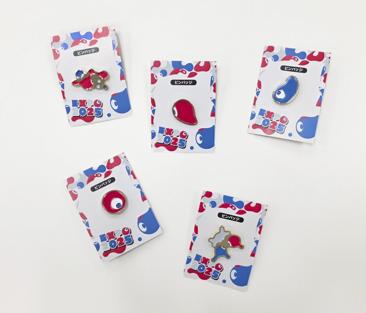 「こみゃく」のピンバッチ