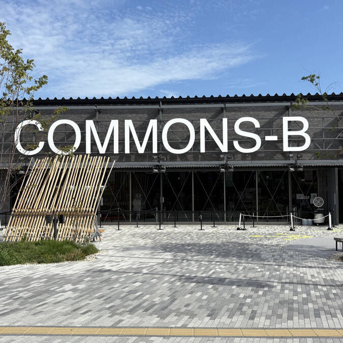 comons-b-happyell-1x1.jpg