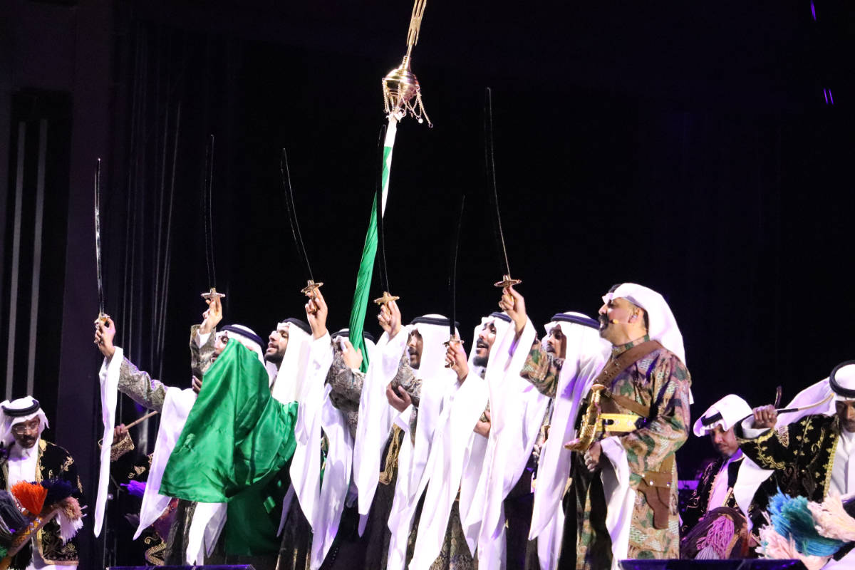 サウジ伝統舞踊アルダのパフォーマンス