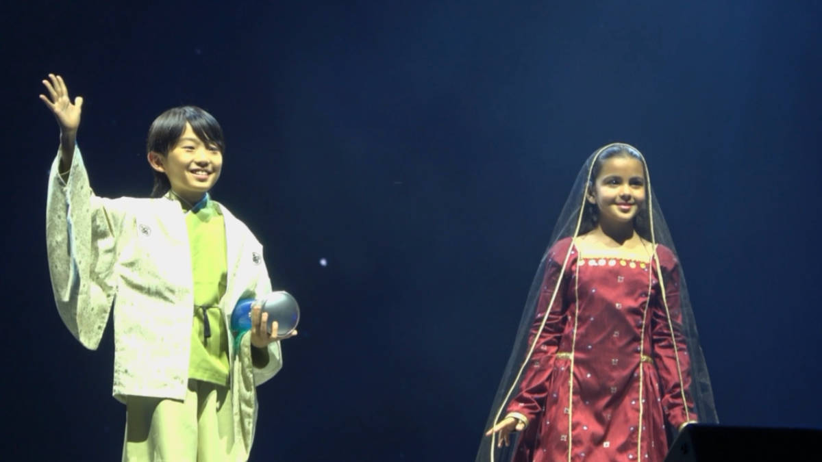 ステージに登場した日本人の男の子とサウジアラビアの女の子