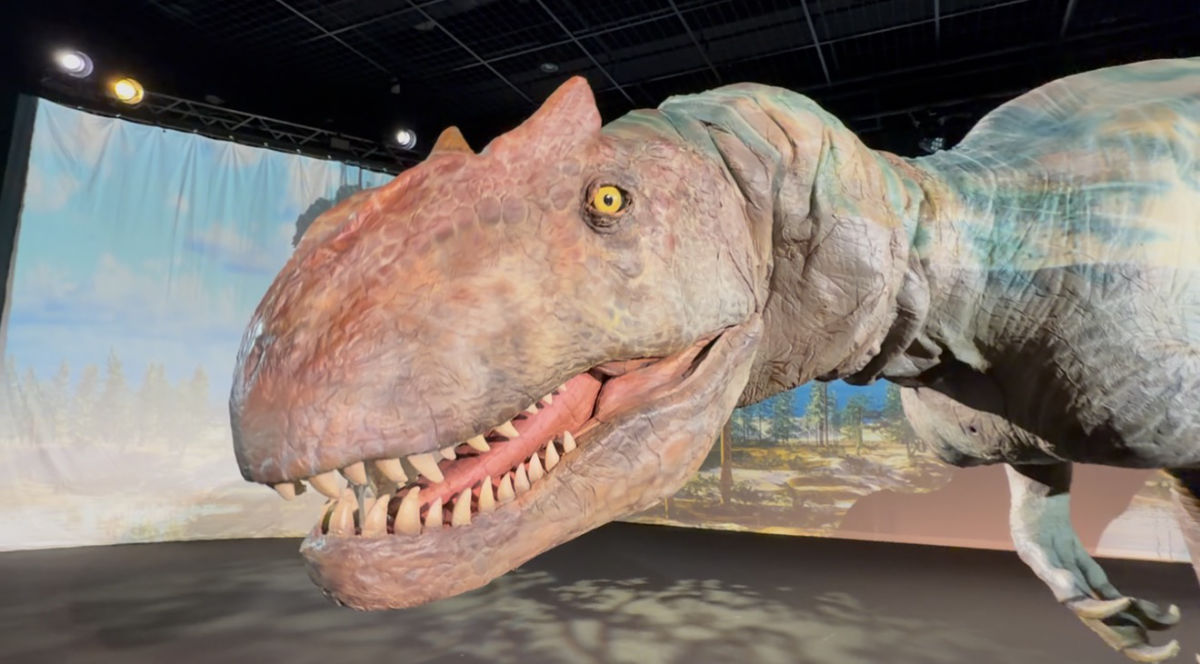 目の前まで迫ってくる恐竜