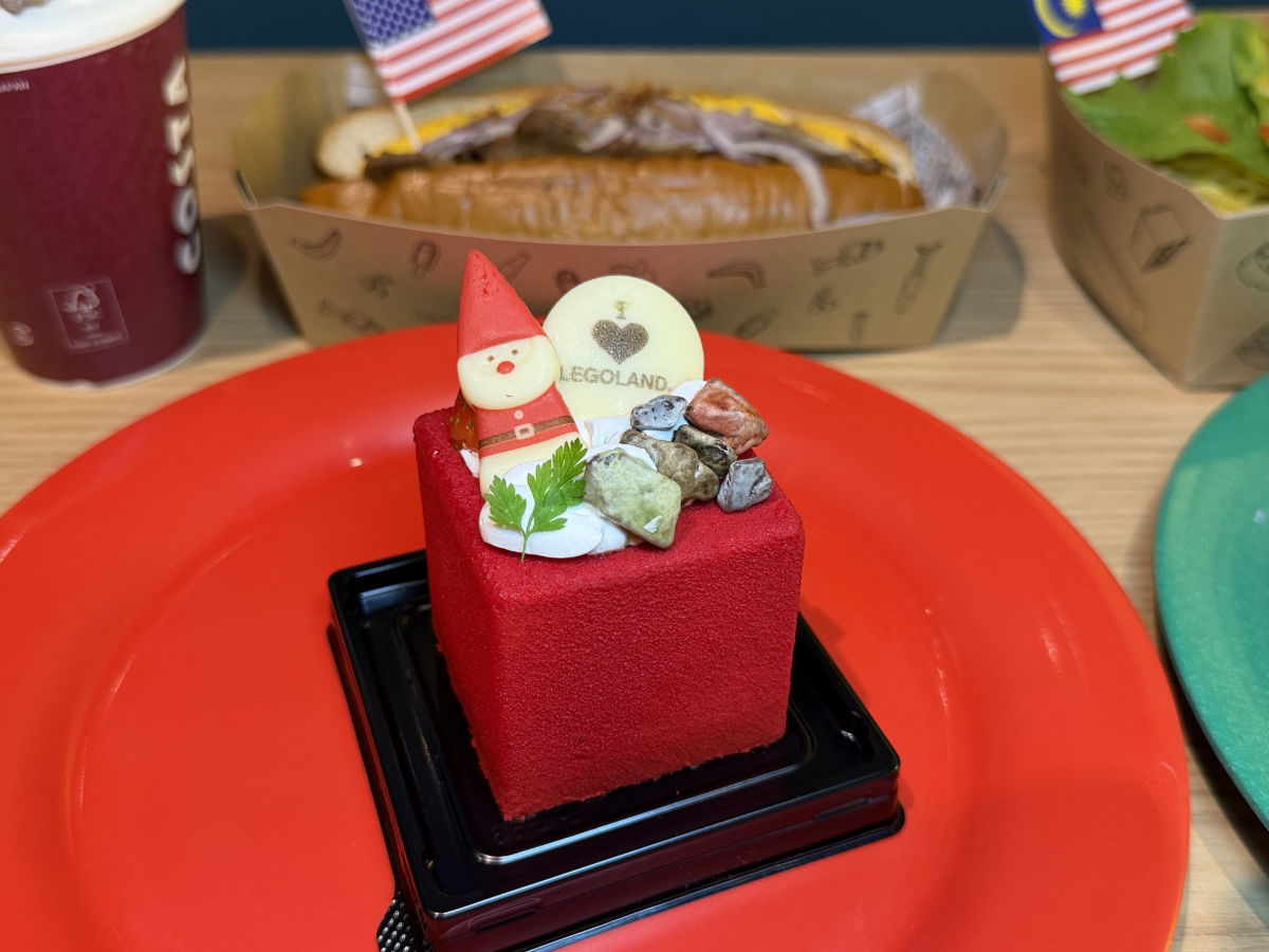 サンタのいちごキューブケーキ