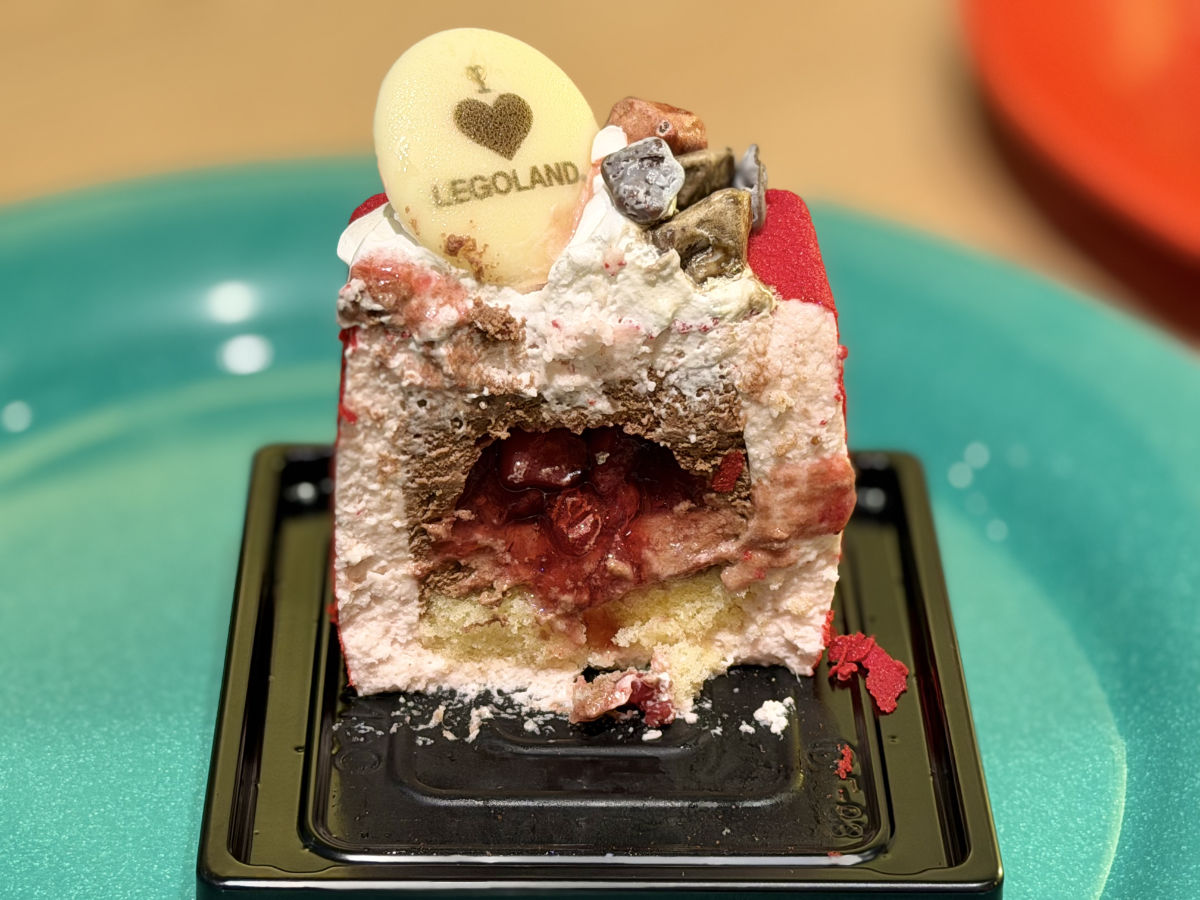 サンタのいちごキューブケーキ