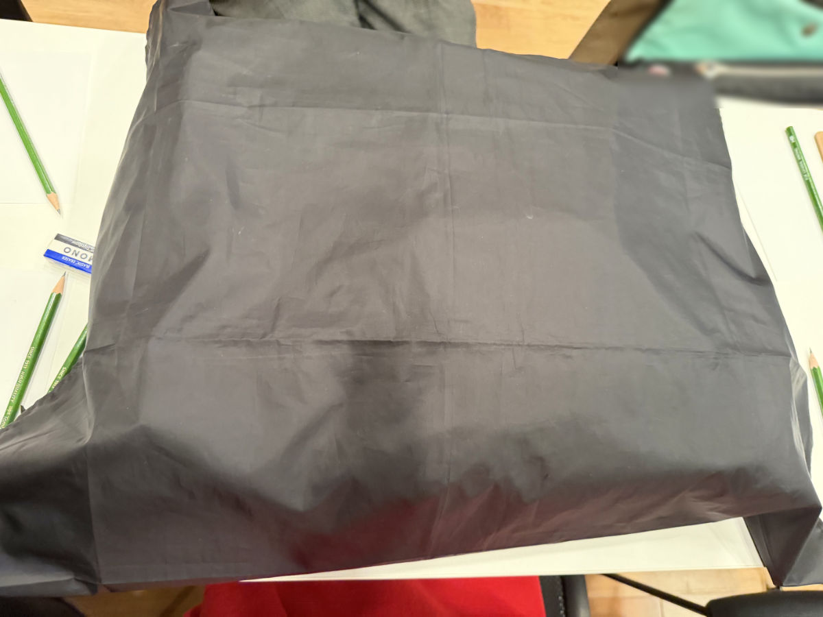 テーブルの上に置かれた布で隠された謎の物体