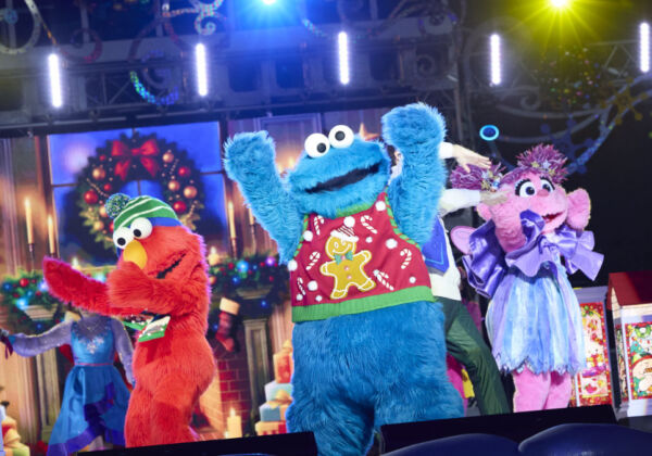 USJクリスマスショー　ステージ　クッキーモンスター、エルモ、アビー