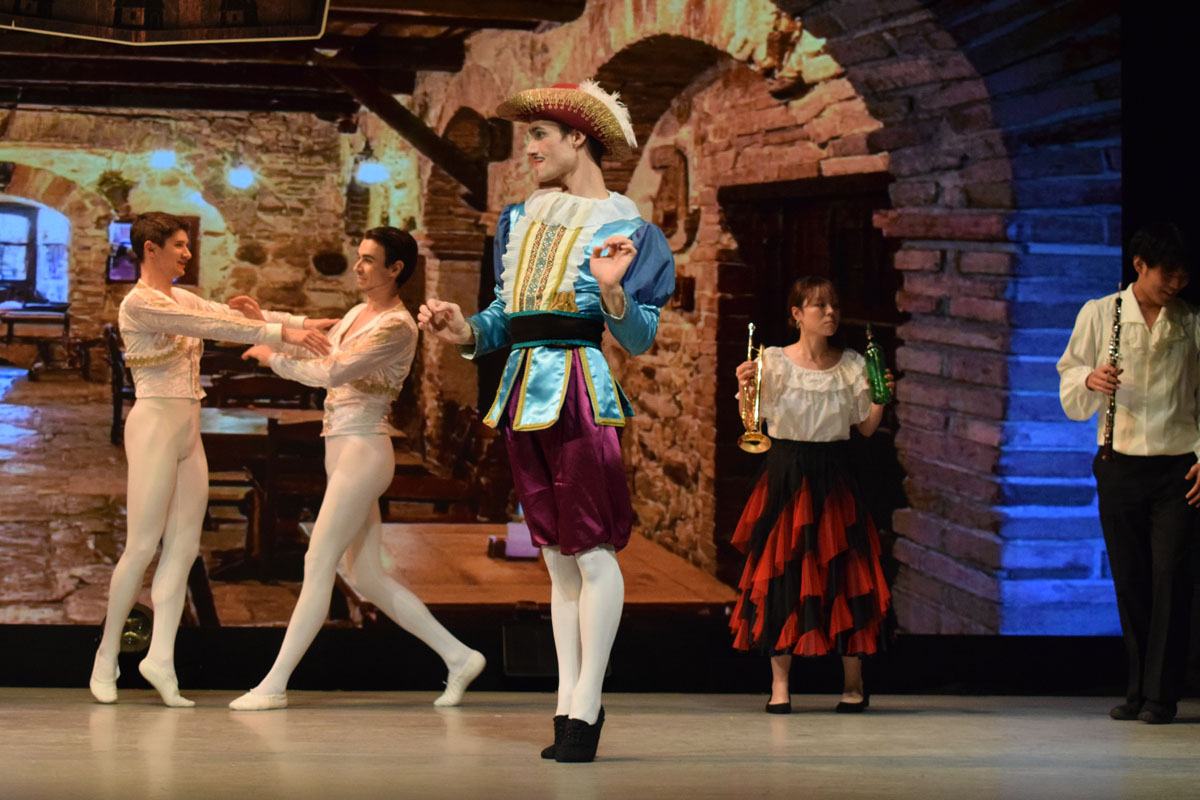 町娘キトリと、陽気で腕の良い床屋バジルの恋物語