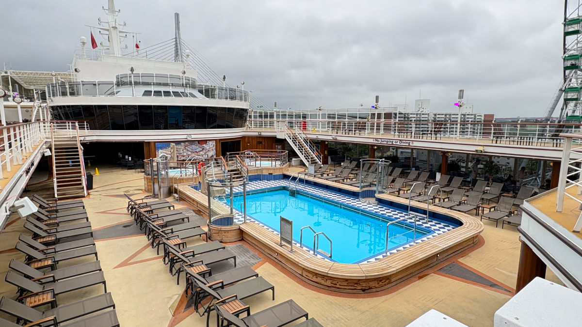 プール　クイーンエリザベス号