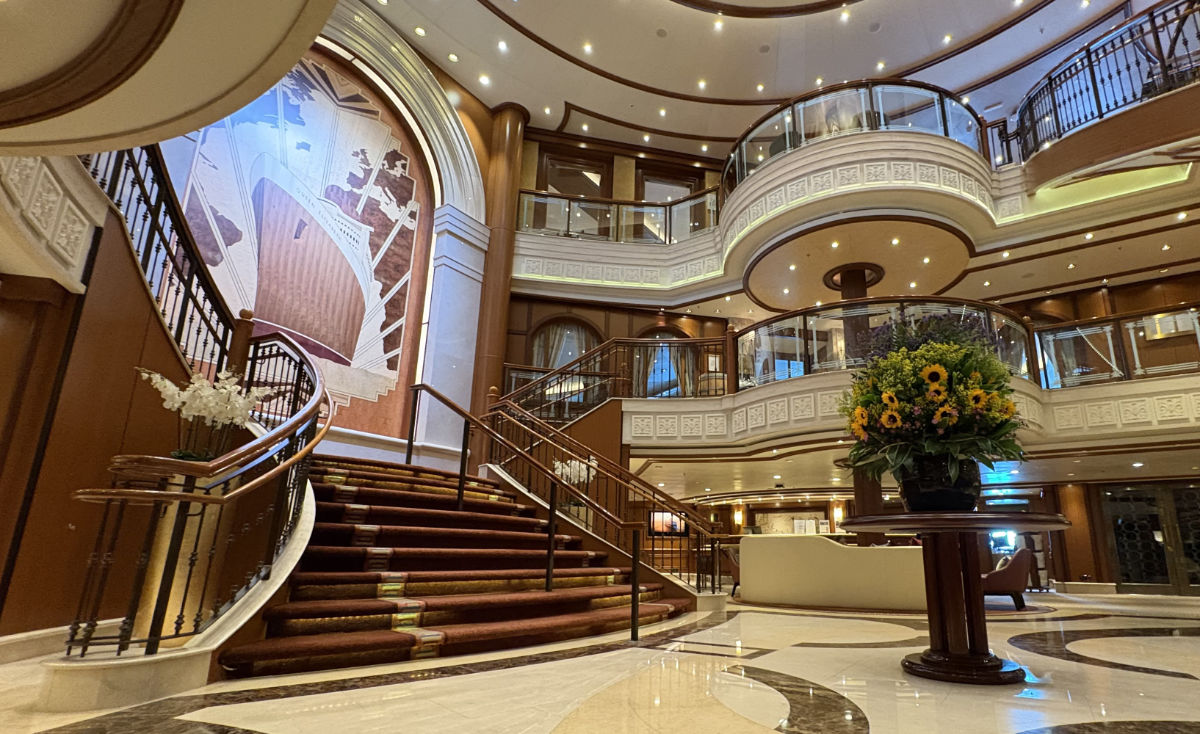 グランドロビー　クイーンエリザベス号