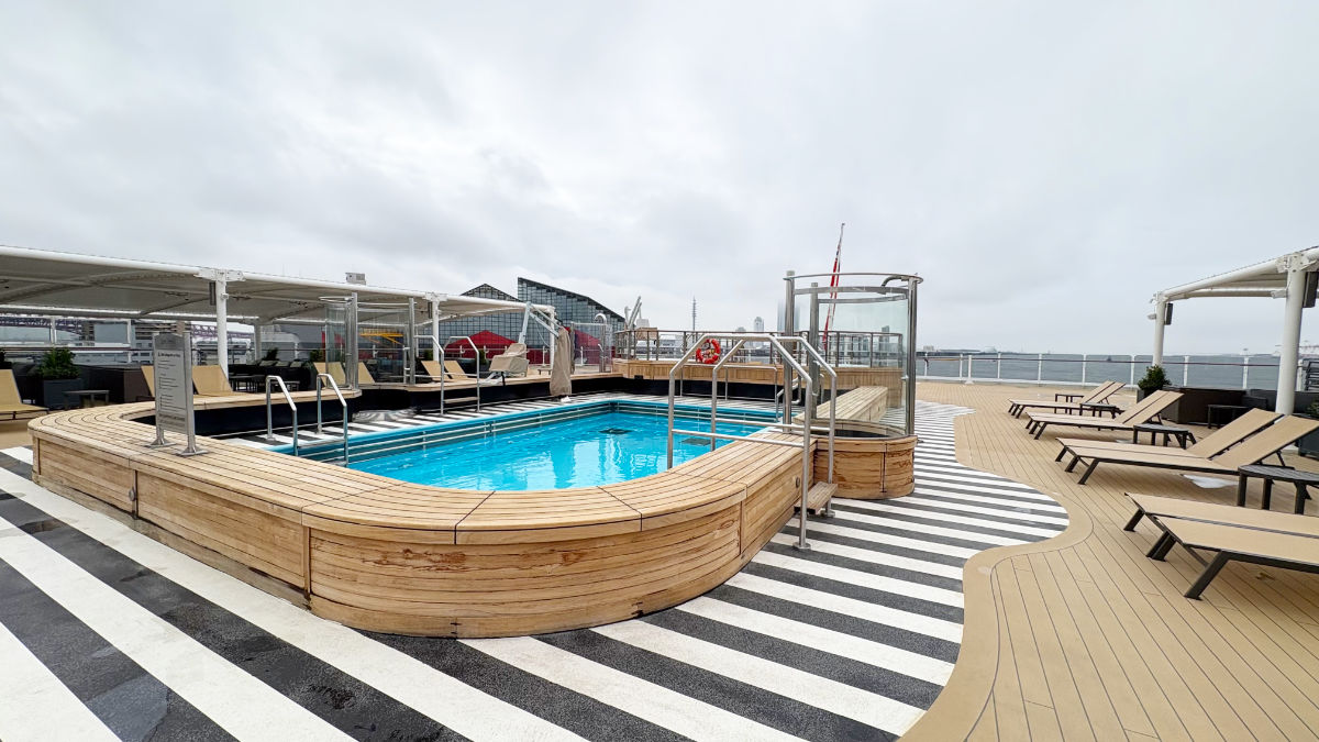 クイーンエリザベス号　プール