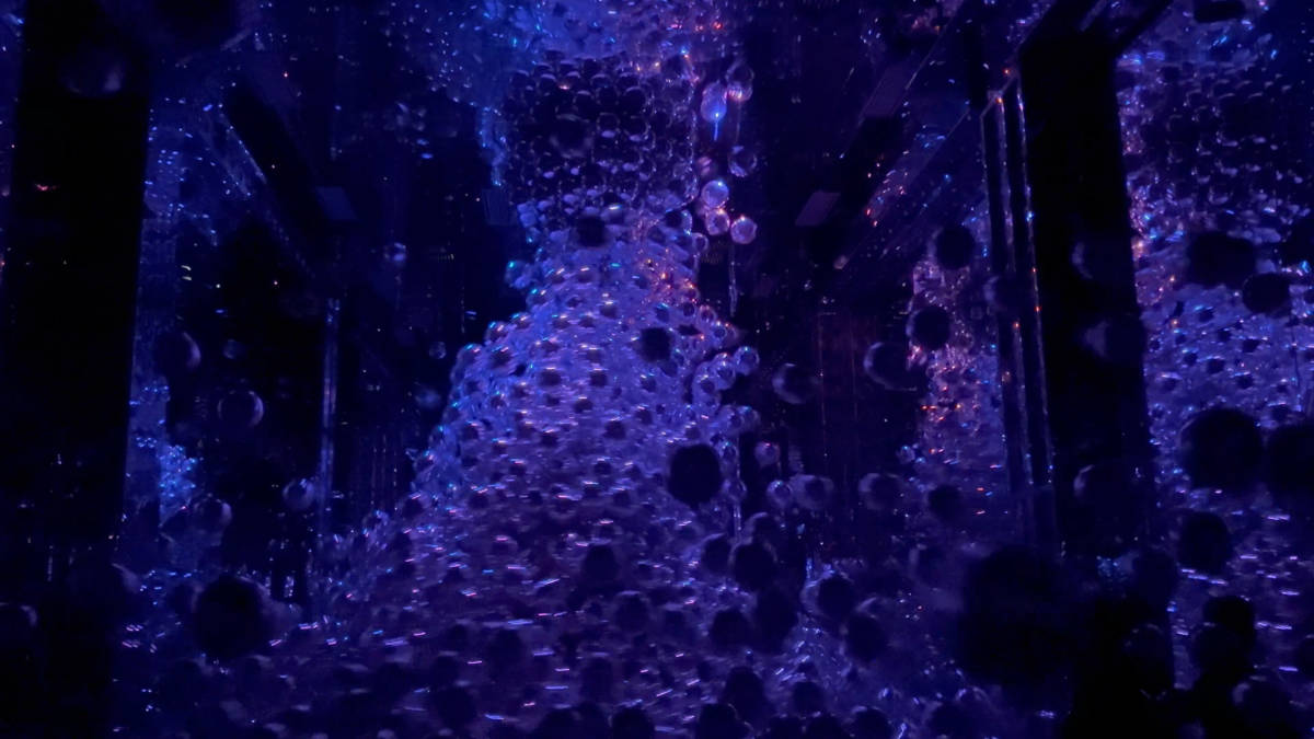 無数の球体による彫刻