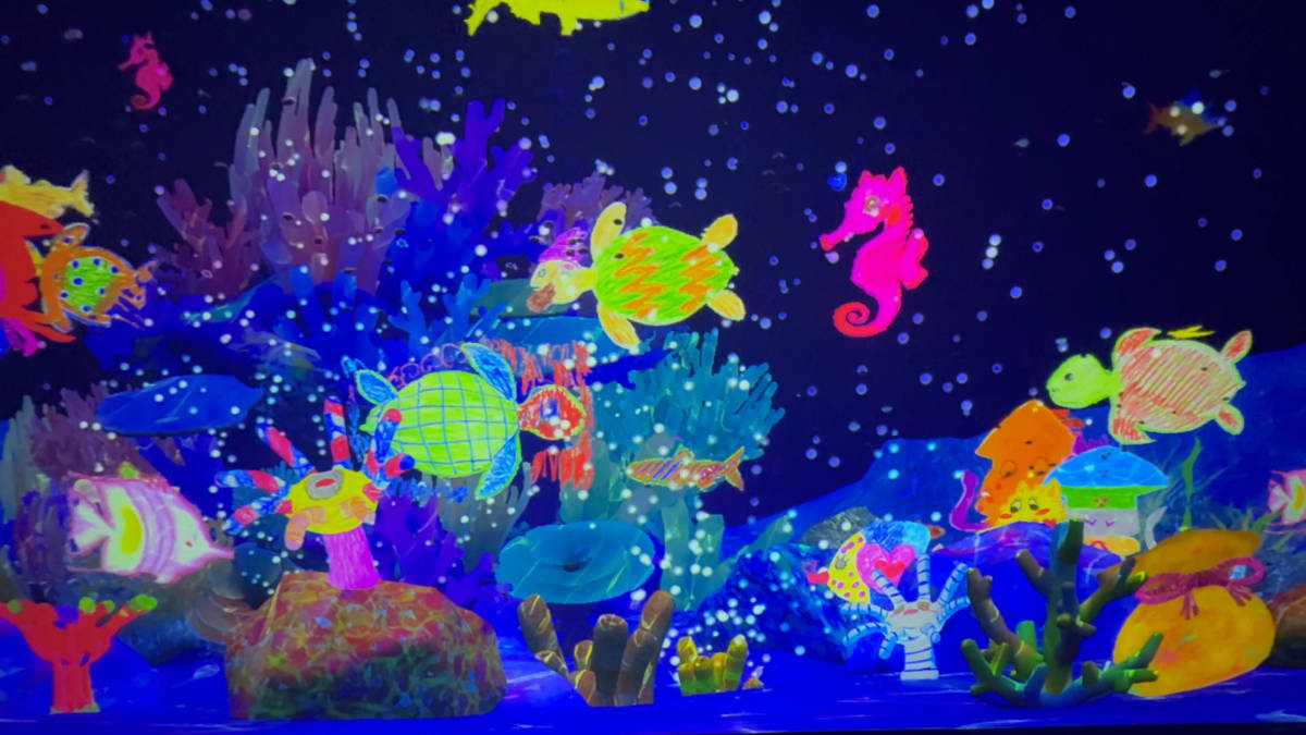 描いたイラストが泳ぐ