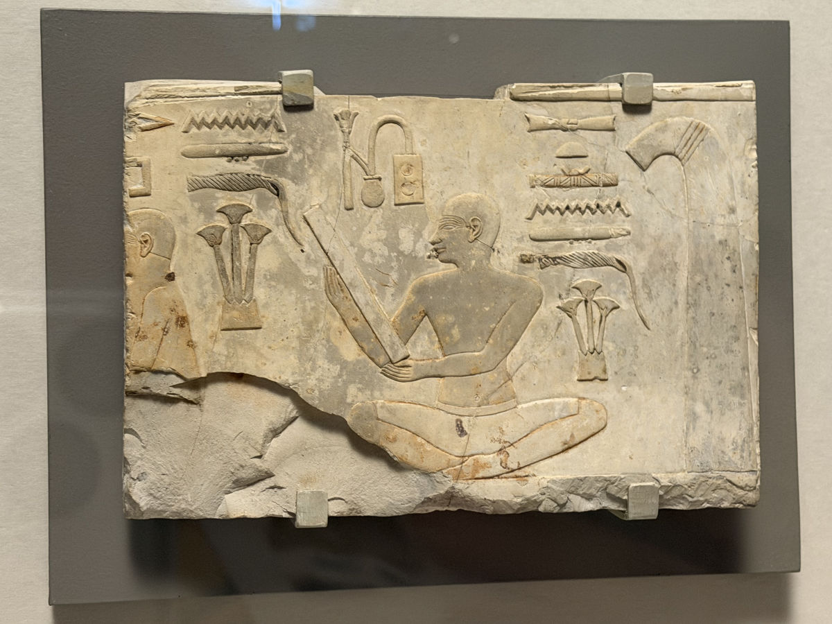 書記と高官を務めた人物のレリーフ